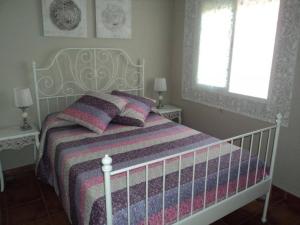 コスタ・バジェーナにあるCasa Tartessosのベッドルーム1室(白いベッド1台、窓2つ付)