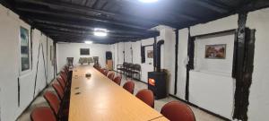 BorintsiにあるКъща за гости Светулките Fireflies Guest Houseの長いテーブルと椅子のある長い会議室 +53枚の写真