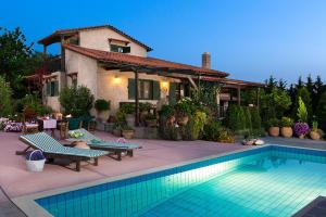 The swimming pool at or close to Villa Elli