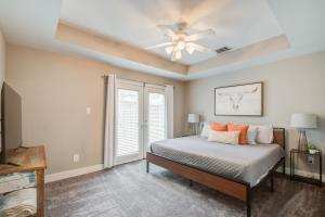 a bedroom with a bed and a ceiling fan at Medical Center NRG Retreat in Houston