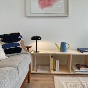 sala de estar con sofá y mesa con libros en Duplex « Les pieds dans l’eau », en Nernier