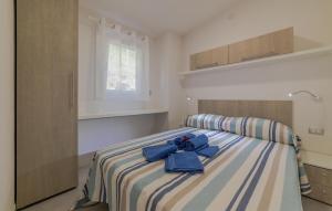 a bedroom with a bed with blue towels on it at Gorgeous Home In Deiva Marina With Wifi in Deiva Marina