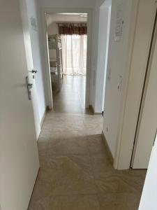 um corredor com piso em azulejo numa casa em SUNSHINE Apartments Rust-Ringsheim em Ringsheim