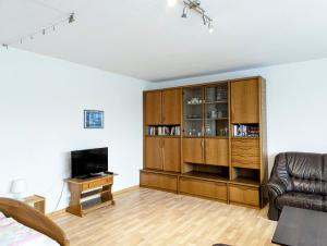 a living room with a couch and a television at Ferienwohnung auf dem Bünberg in Bebra