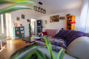 ein Wohnzimmer mit Sofa und Tisch in der Unterkunft La Maison Du Bonheur PARIS CDG AIRPORT, Bourget, Parcs Astérix,Expos, Disney Land, in Gonesse