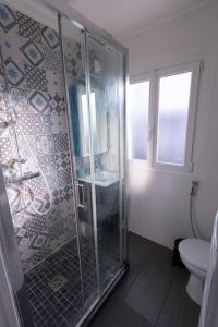 ein Badezimmer mit Dusche und Toilette in der Unterkunft La Maison Du Bonheur PARIS CDG AIRPORT, Bourget, Parcs Astérix,Expos, Disney Land, in Gonesse