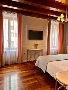 A television and/or entertainment centre at Relais Ponte Pietra