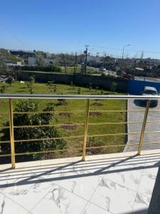 - une vue depuis le toit d'un bâtiment dans l'établissement Blue gate, à Valjiosi