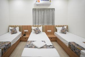 Maruti Grand Hotel客房内的一张或多张床位