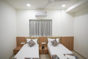 Maruti Grand Hotel客房内的一张或多张床位