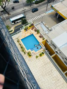 una vista aérea de una piscina en una calle de la ciudad en Via Venetto Flat, en Fortaleza
