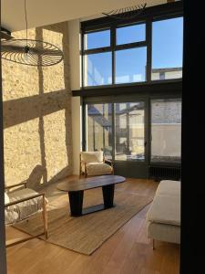 a living room with a coffee table and a couch at Les logis du Parc in Bullion +15 photos