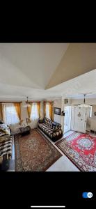 un ampio soggiorno con divano e tavolo di Sıcak Cermik Termal Havuzlu Family Villa 1 a Sivas