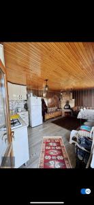 a room with a kitchen and a living room at Sıcak Cermik Termal Havuzlu Family Villa 1 in Sivas