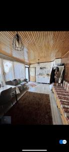 un ampio soggiorno con divano e tavolo di Sıcak Cermik Termal Havuzlu Family Villa 1 a Sivas