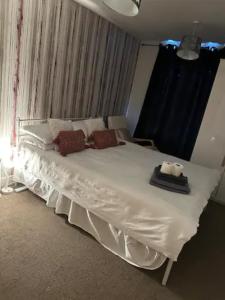 Voodi või voodid majutusasutuse Lovely en-suite double room toas