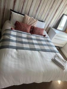 ロンドンにあるLovely en-suite double roomの白いベッド(枕2つ付)