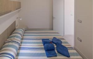 Giường trong phòng chung tại 2 Bedroom Gorgeous Home In Deiva Marina +10 ảnh
