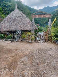 uma cabana com um sinal que diz "fuga da selva" em Agamang Traditional House Inn em Banaue