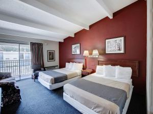 Postel nebo postele na pokoji v ubytování Red Carpet INN Whippany