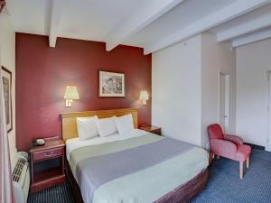 Postel nebo postele na pokoji v ubytování Red Carpet INN Whippany