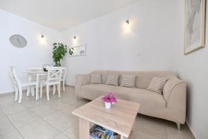 - un salon avec un canapé et une table dans l'établissement Near old town apartment with free parking and air condition in each room, à Zadar