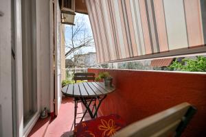 een klein balkon met een tafel en een raam bij Near old town apartment with free parking and air condition in each room in Zadar