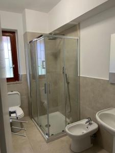 une salle de bains avec douche, toilettes et lavabo dans l'établissement Relax Sea Capomulini Appartamento su due livelli, à Acireale 25 autres photos