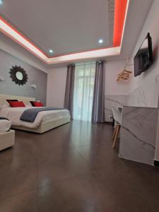 una camera da letto con un letto e una TV a schermo piatto di ARI Guest house a La Spezia