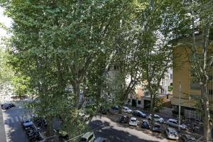 an overhead view of a city street with cars parked at Houspitality Caesar Bed & Breakfast in Rome