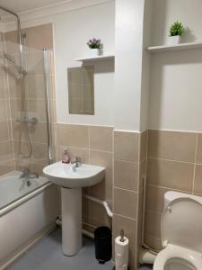 Afbeelding uit fotogalerij van 1 Bedroom Flat Apartment Bromley with Free Parking in Bromley