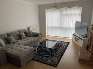 a living room with a couch and a table at 1 Bedroom Flat Apartment Bromley in Bromley