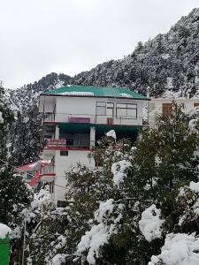 un edificio en la cima de una montaña cubierta de nieve en Amazing view, en McLeod Ganj