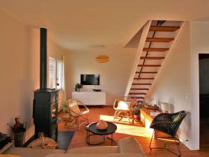 uma sala de estar com um sofá e uma escada em Villa Lège-Cap-Ferret, 5 pièces, 8 personnes - FR-1-736-34 em Lège-Cap-Ferret