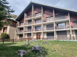 un grand bâtiment avec des balcons sur le côté dans l'établissement Charmant T2 - 6 pers - Chaillol 1600 - Balcon S/O - Parking - Animaux admis - Aire de jeux - FR-1-393-29, à Saint-Michel-de-Chaillol 2 autres photos