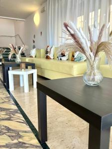 - un salon avec un canapé et une table dans l'établissement Hotel B&B Ardea Rimini, à Rimini