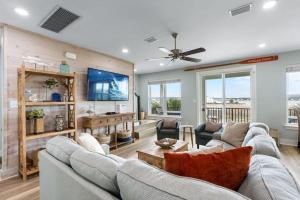 ein Wohnzimmer mit Sofas und einem Flachbild-TV in der Unterkunft Linger4Longer - Pass Time 4 in Gulf Shores