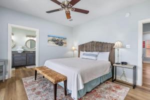 Schlafzimmer mit einem Bett und einem Deckenventilator in der Unterkunft Linger4Longer - Pass Time 4 in Gulf Shores