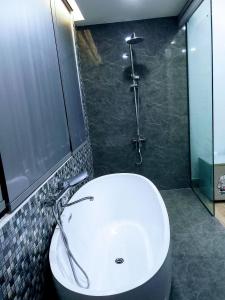 y baño con lavabo blanco y ducha. en VND Vũng Tàu Hotel & Villa en Vung Tau
