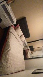 Uma cama ou camas num quarto em Cozy room in shared apartment