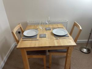uma mesa de madeira com duas placas brancas em Childes Court em Nuneaton