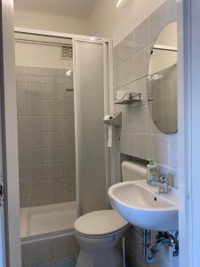 ヘーヴィーズにあるKároly Vendégházのバスルーム(トイレ、洗面台、シャワー付)