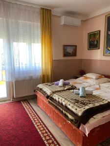 Postel nebo postele na pokoji v ubytování Károly Vendégház