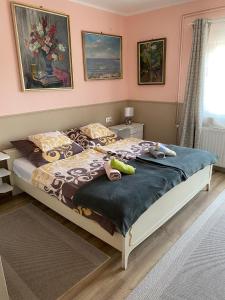 Postel nebo postele na pokoji v ubytování Károly Vendégház