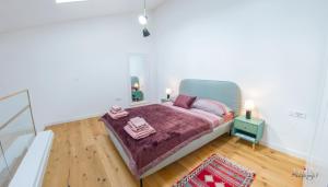 Letto o letti in una camera di Apartments Gallery M and A - with pool