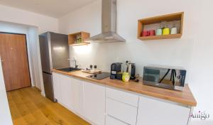 Cucina o angolo cottura di Apartments Gallery M and A - with pool