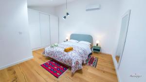 Letto o letti in una camera di Apartments Gallery M and A - with pool