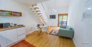 una cucina e un soggiorno con scala a chiocciola di Apartments Gallery M and A - with pool a Mostar