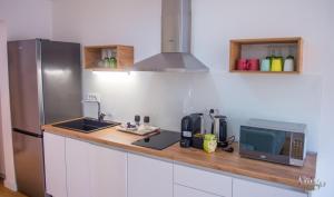 Cucina o angolo cottura di Apartments Gallery M and A - with pool