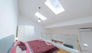 Letto o letti in una camera di Apartments Gallery M and A - with pool